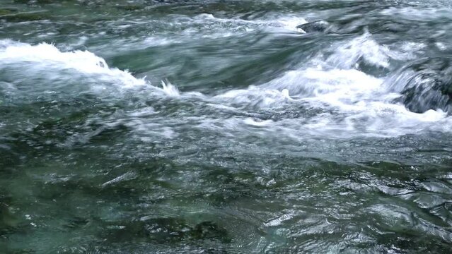 勢いよく水しぶきを上げながら流れる渓流のクローズアップ。自然,環境イメージ素材。固定撮影  (環境音あり)