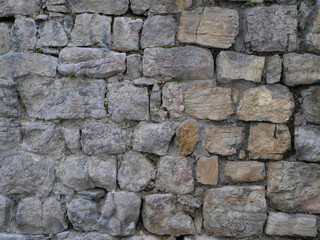 Mauerwerk aus grob gehauenen Felsstücken