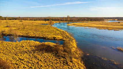 Dzika rzeka z lotu ptaka. © Maciej