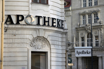Schild einer Apotheke in der Innenstadt von Wien