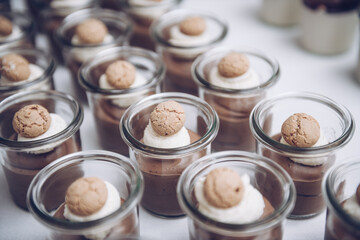 Hochzeitstorte mit Blumen und Beeren und weißem Zuckerguss.