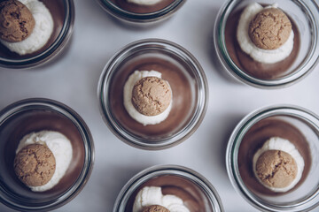 Hochzeitstorte mit Blumen und Beeren und wei&szlig;em Zuckerguss.