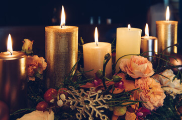 Weihnachtliche Kerzendekoration auf einem Tisch.