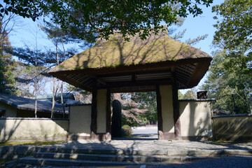 俳聖殿　入口の茅葺の門　三重県伊賀市