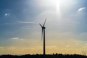 Windrad im Gegenlicht der Sonne