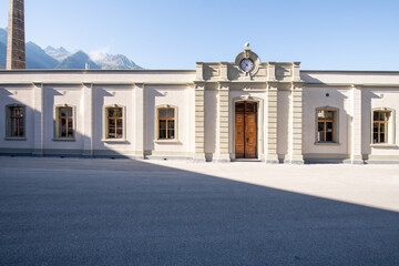 Altes Industriegbäude mit Schatten im Sonnenlicht.