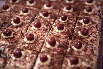 Hochzeitstorte mit Blumen und Beeren und weißem Zuckerguss.