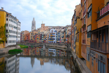 Fototapeta na wymiar Girona by the river