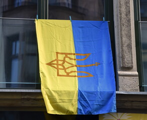 Ukraine-Flagge an einem Fenster