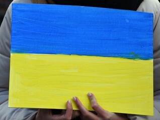 Pappschild mit der Flagge der Ukraine auf einer Ukraine-Demo