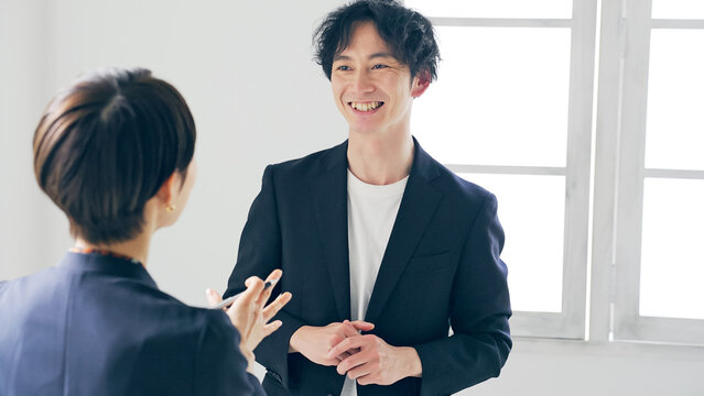会話する男女　ミーティング　インタビュー　取材