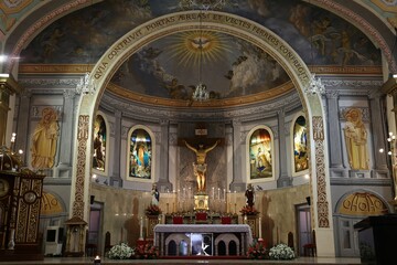 Fototapeta na wymiar Hochaltar in der St. Ferdinand Kathedrale, Lucena City, Provinz Quezon, Philippinen