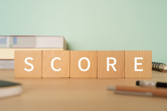スコアのイメージ｜「SCORE」と書かれた積み木、参考書、ノート、ペン