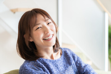 Naklejka premium 部屋でリラックスする女性