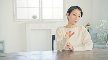 会話する女性　インタビュー