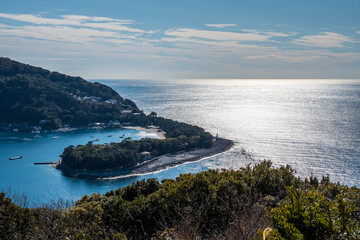 午後のおだやかな海と御浜岬の風景