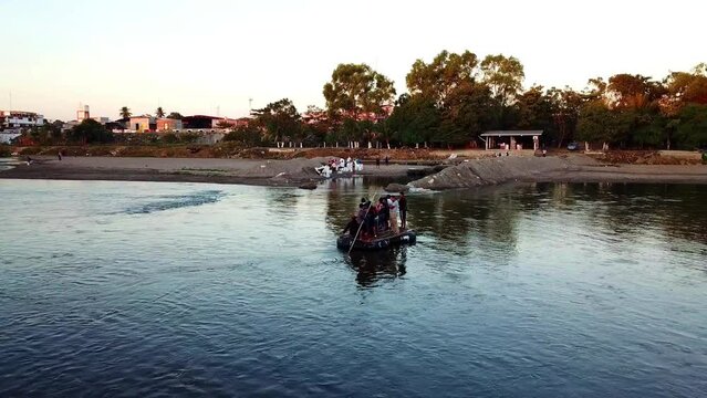 El r&iacute;o Suchiate es un cuerpo de agua que se extiende a lo largo de la frontera entre Guatemala y M&eacute;xico, en la parte sur de ambos pa&iacute;ses. Una frontera natural con mucha migraci&oacute;n y mucho contrabando.