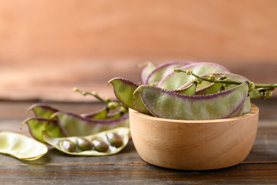 Asian Hyacinth bean in bowl on wooden background