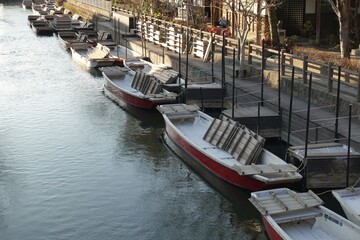 Fototapeta na wymiar 柳川に浮かぶ無数の舟