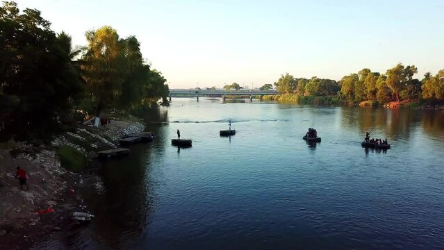 El r&iacute;o Suchiate es un cuerpo de agua que se extiende a lo largo de la frontera entre Guatemala y M&eacute;xico, en la parte sur de ambos pa&iacute;ses. Una frontera natural con mucha migraci&oacute;n y mucho contrabando.