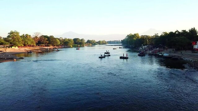 El r&iacute;o Suchiate es un cuerpo de agua que se extiende a lo largo de la frontera entre Guatemala y M&eacute;xico, en la parte sur de ambos pa&iacute;ses. Una frontera natural con mucha migraci&oacute;n y mucho contrabando.