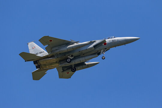 札幌, 日本 - 2016年7月23日: 航空自衛隊のF-15イーグルの航過飛行