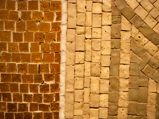 不揃いなタイルをはめ込んだタペストリー