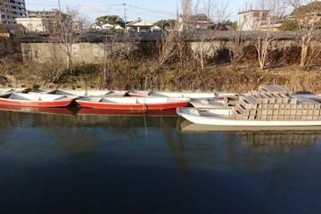 川に浮かぶ小さな舟