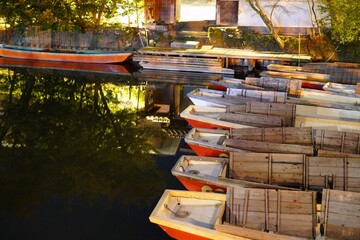 夜の柳川に浮かぶ舟