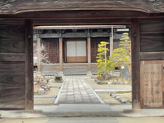 自社の境内と門