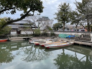 柳川に浮かぶ舟と家屋の風景