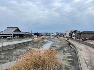 河川敷と市街地の風景