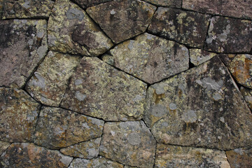 不規則な形の石を隙間なく積んだ壁