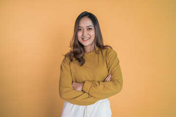 Obraz premium young asian woman stand with crossed hands on isolated background