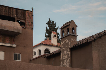 Arquitectura Méxicana y latinoamericana vieja, hotel de pueblo, hoteles turistas para pueblo/rancho antiguo en el poblado típico cultural mexicano, chimeneas 