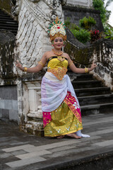 Fototapeta na wymiar Asia women wearing traditional balinese dance costume in Bali temple.