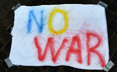 Am Boden liegendes Transparent auf einer Ukraine-Demo: 