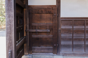 木　木製の扉　戸　壁　古い　