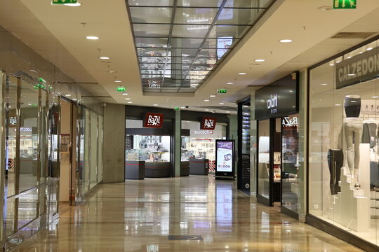 Le centre commercial des Cordeliers, vue de la galerie marchande, ville de Poitiers, département de la Vienne, France