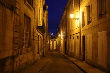 Fototapeta na wymiar Rue typique la nuit, ville de Poitiers, département de la Vienne, France