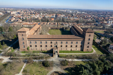 Fototapeta premium Panorama di Pavia dal drone con il Castello Visconteo