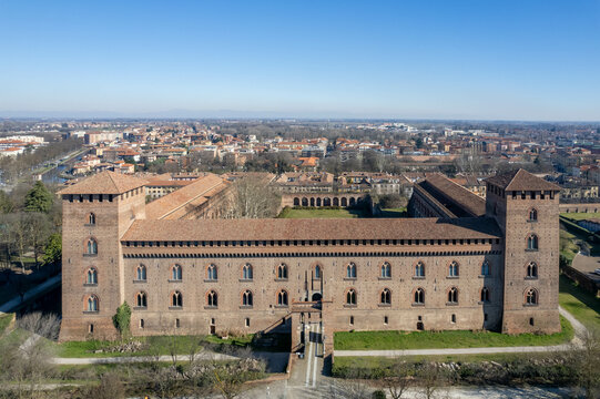 Panorama di Pavia dal drone con il Castello Visconteo