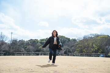 公園で遊ぶ女性