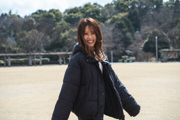 Fototapeta premium 公園で遊ぶ女性