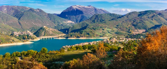 Fototapete Rund Beautiful lakes of Italy - Turano and medieval village Colle di Tora, Rieti province © Freesurf