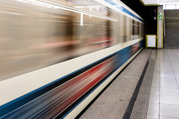 Obraz premium Train speeding through a station