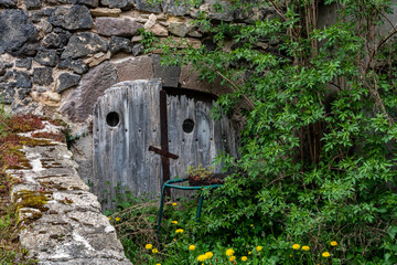 Vieille porte en forme de visage sur un mur d'un vieux château au bord du chemin de randonnée de Neschers