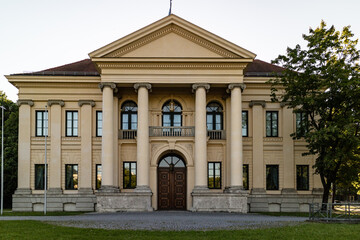 Obraz premium Historic building with front portico and colonnade