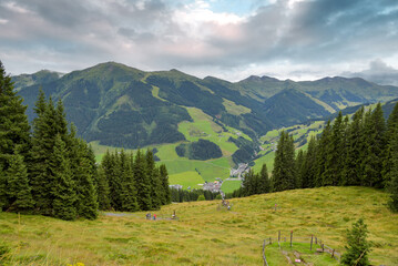 Alpen Landschaft bei Hinterglemm in Österreich