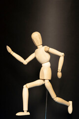 bonhomme en bois qui court